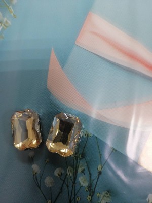 Пришивные стразы в цапах,стекло,прямоугольные-13*18мм. цена за 2 шт